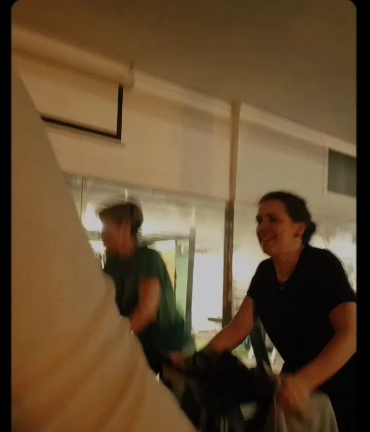 Duas alunas a pedalar com energia numa aula de cycling