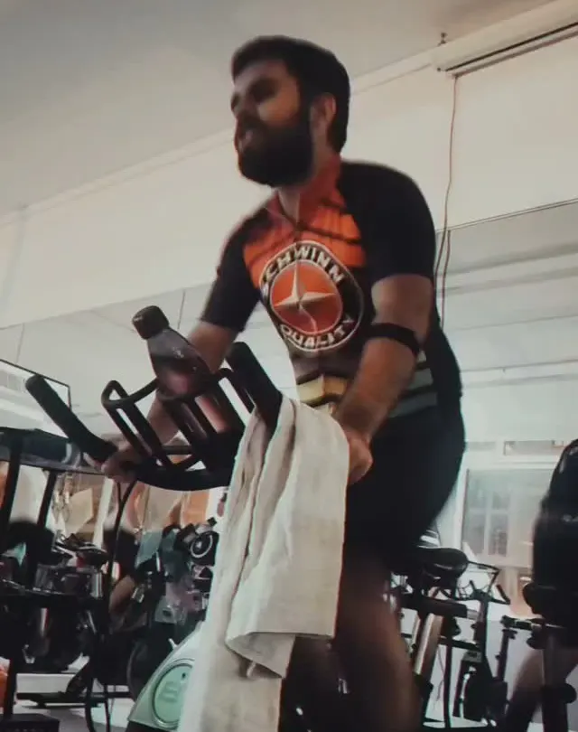 O professor António a dar uma aula de cycling na EquilibrioFit